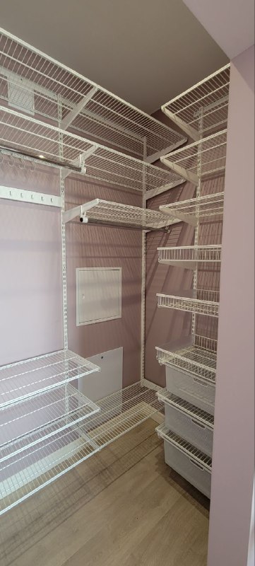 Белая П-образная гардеробная с выдвижными корзинами, ~1,3×1,8 м, фото 2