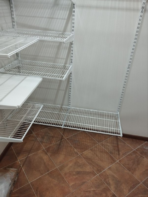 Белая П-образная гардеробная с выдвижными корзинами, ~1,8×2 м, фото 3