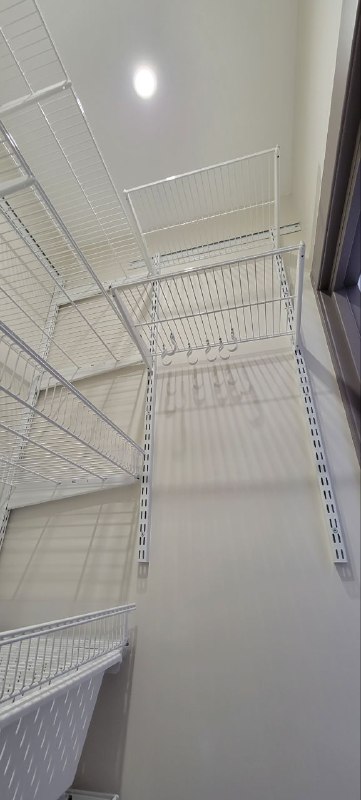 Белая П-образная гардеробная с выдвижными корзинами, ~1,5×1,6 м, фото 1