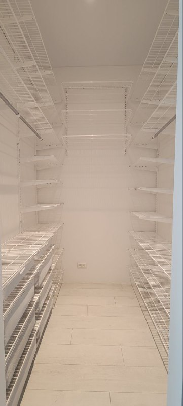 Белая П-образная гардеробная с выдвижными корзинами, ~1,8×2,4 м, фото 2