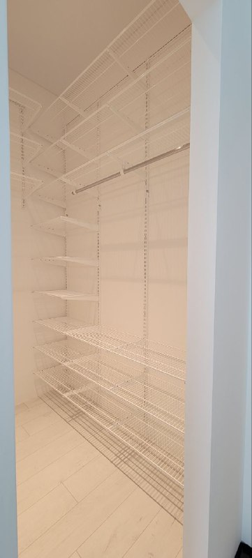 Белая П-образная гардеробная с выдвижными корзинами, ~1,8×2,4 м, фото 3