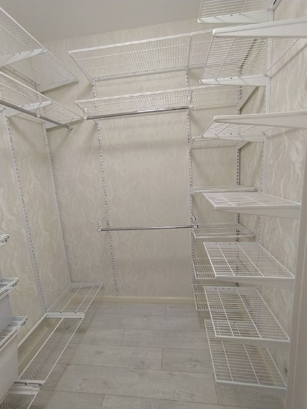 Белая П-образная гардеробная с выдвижными корзинами, ~2,7×2 м, фото 3