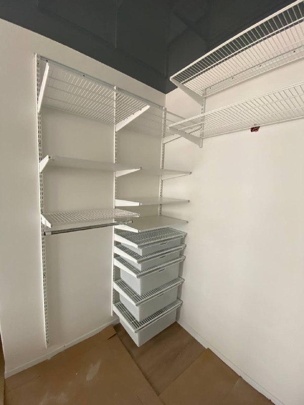 Белая П-образная гардеробная с выдвижными корзинами, ~1,6×2,2 м, фото 1