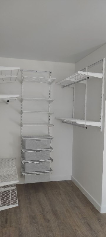 Белая П-образная гардеробная с выдвижными корзинами, ~2×2 м, фото 1