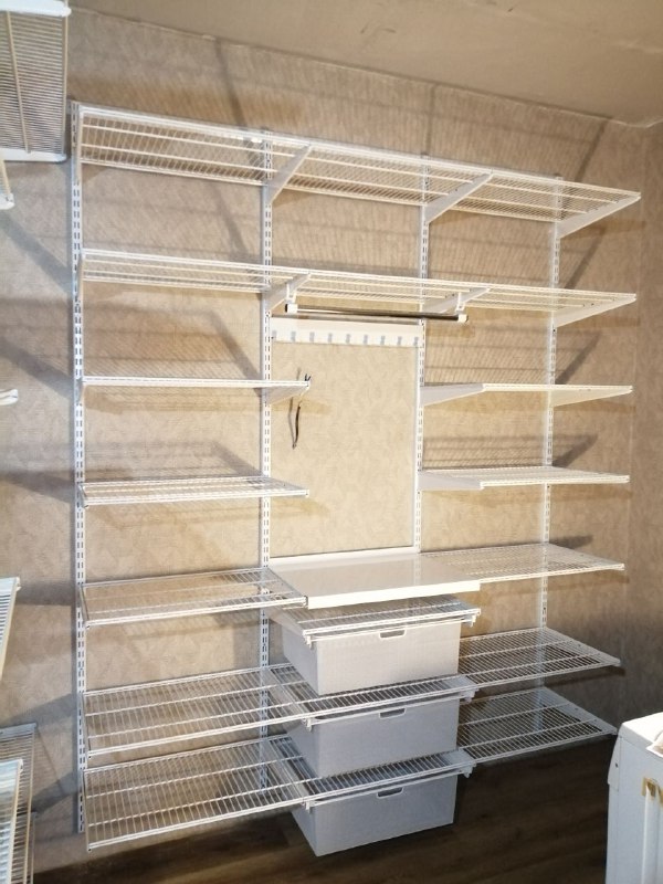 Белая П-образная гардеробная с выдвижными корзинами, ~1,8×2 м, фото 3