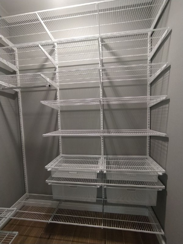 Белая П-образная гардеробная с выдвижными корзинами, ~1,5×2 м, фото 1