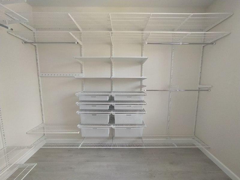 Белая П-образная гардеробная с выдвижными корзинами, ~3×2,5 м, фото 1