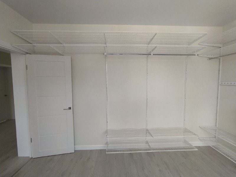 Белая П-образная гардеробная с выдвижными корзинами, ~3×2,5 м, фото 2
