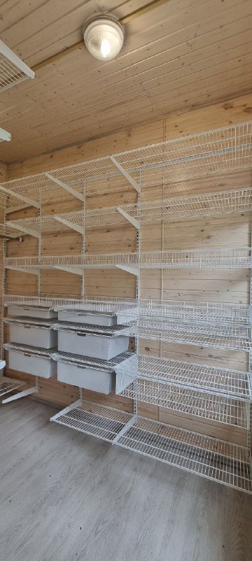 Белая П-образная гардеробная с выдвижными корзинами, ~2,7×1,8 м, фото 3