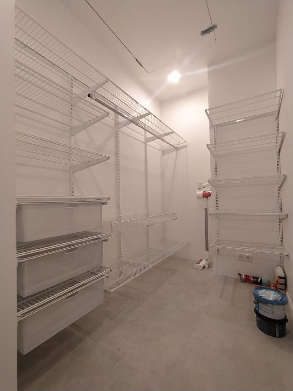 Белая П-образная гардеробная с выдвижными корзинами, ~2,4×1,8 м, фото 1