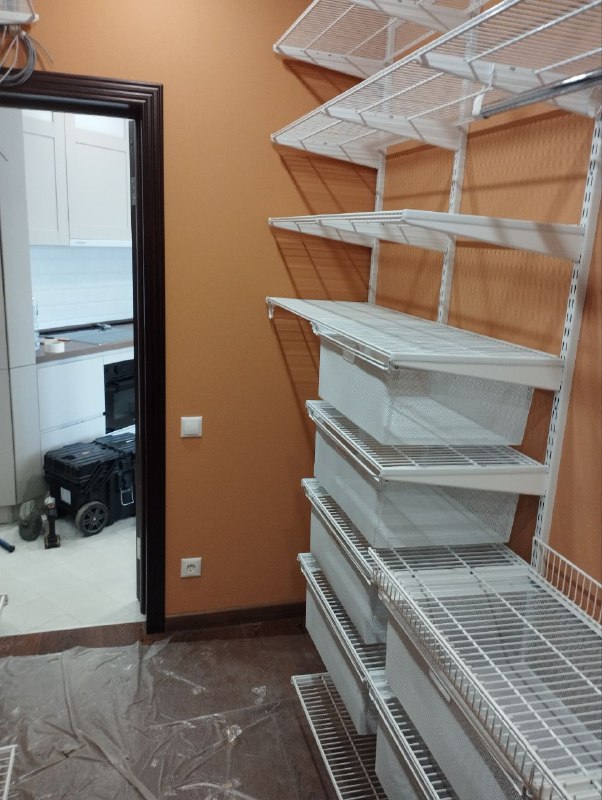 Белая П-образная гардеробная с выдвижными корзинами, ~2,7×2,1 м, фото 2