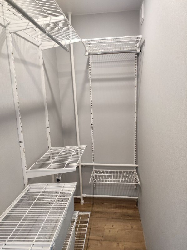 Белая П-образная гардеробная с выдвижными корзинами, ~0,8×2,2 м, фото 3