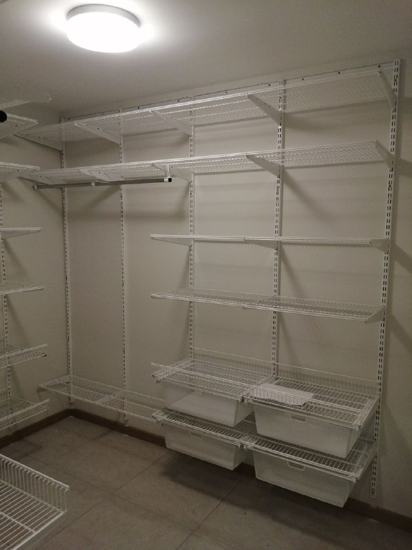 Белая П-образная гардеробная с выдвижными корзинами, ~2,2×2 м, фото 3