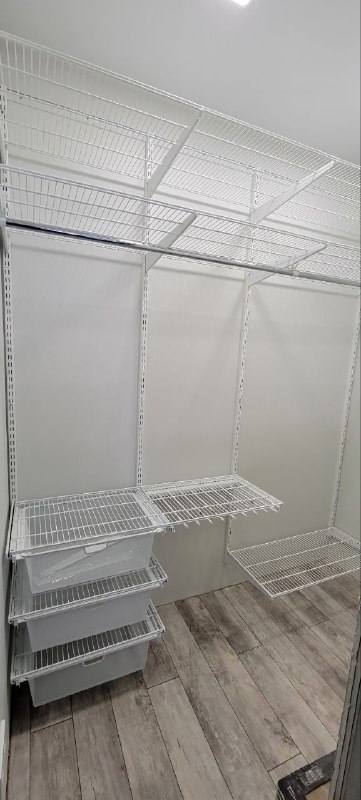 Белая П-образная гардеробная с выдвижными корзинами, ~1,1×2,2 м, фото 1