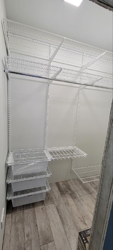 Белая П-образная гардеробная с выдвижными корзинами, ~1,1×2,2 м, фото 2