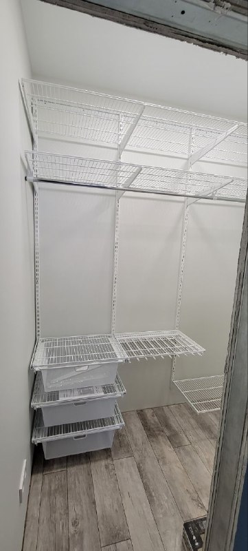 Белая П-образная гардеробная с выдвижными корзинами, ~1,1×2,2 м, фото 3
