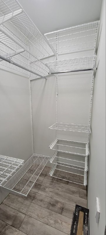 Белая П-образная гардеробная с выдвижными корзинами, ~1,1×2,2 м, фото 4