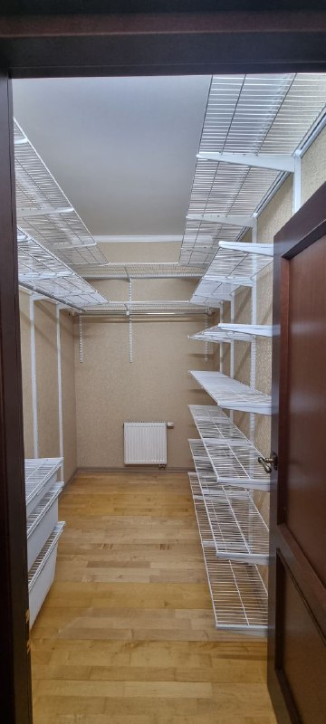 Белая П-образная гардеробная с выдвижными корзинами, фото 1