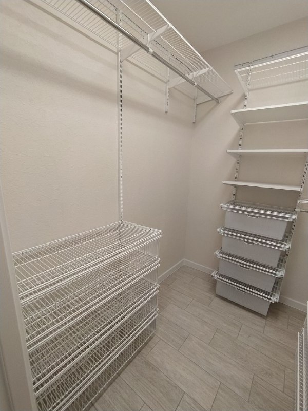 Белая П-образная гардеробная с выдвижными корзинами, ~1,8×2,1 м, фото 3