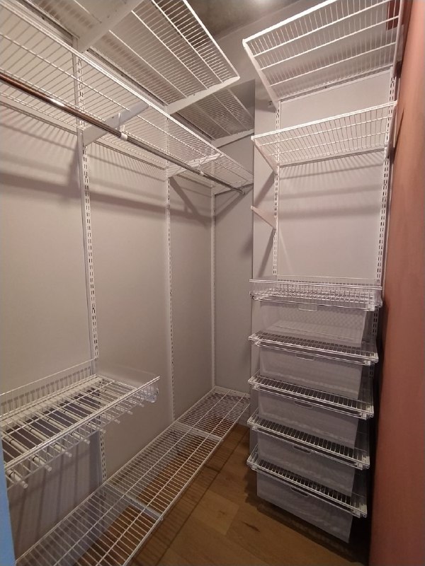 Белая П-образная гардеробная с выдвижными корзинами, ~1,6×2 м, фото 1