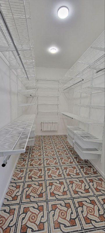 Белая П-образная гардеробная с выдвижными корзинами, фото 1