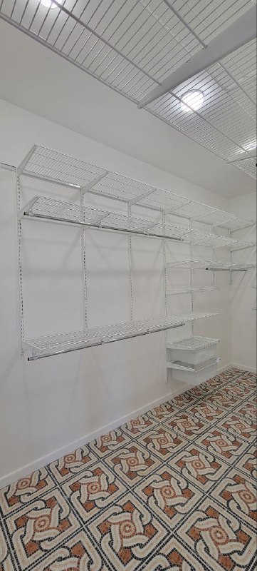 Белая П-образная гардеробная с выдвижными корзинами, фото 2