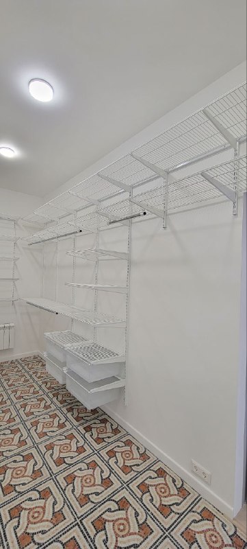 Белая П-образная гардеробная с выдвижными корзинами, фото 3
