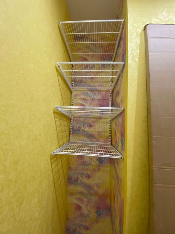 Белая П-образная гардеробная с выдвижными корзинами, ~1,4×2,2 м, фото 2