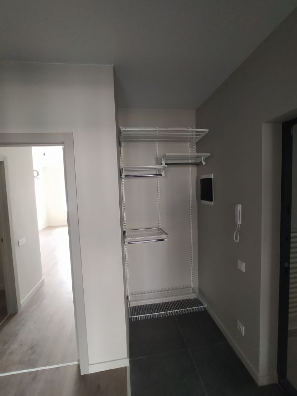 Белая П-образная гардеробная с выдвижными корзинами, ~1,1×2,1 м, фото 1