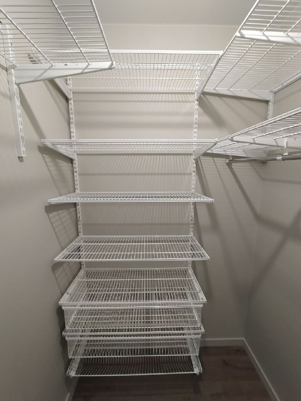 Белая П-образная гардеробная с выдвижными корзинами, ~1,1×2,1 м, фото 4