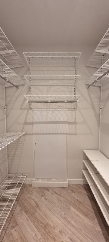 Белая П-образная гардеробная с выдвижными корзинами, ~1,8×2,5 м, фото 1