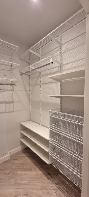 Белая П-образная гардеробная с выдвижными корзинами, ~1,8×2,5 м, фото 3