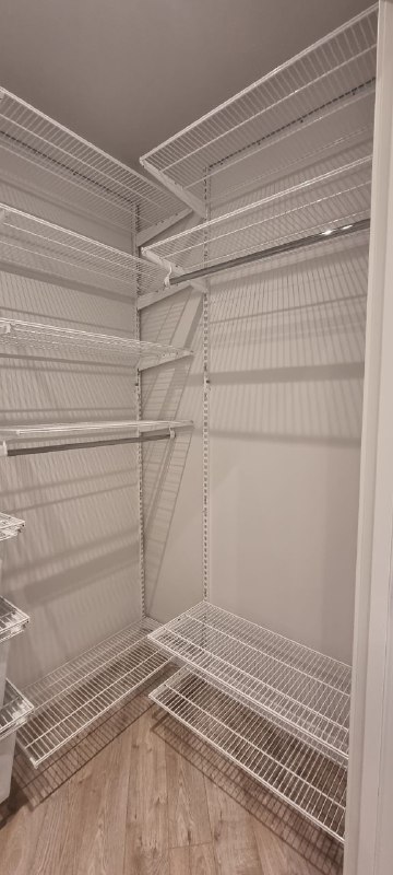 Белая П-образная гардеробная с выдвижными корзинами, ~1,8×2,5 м, фото 6