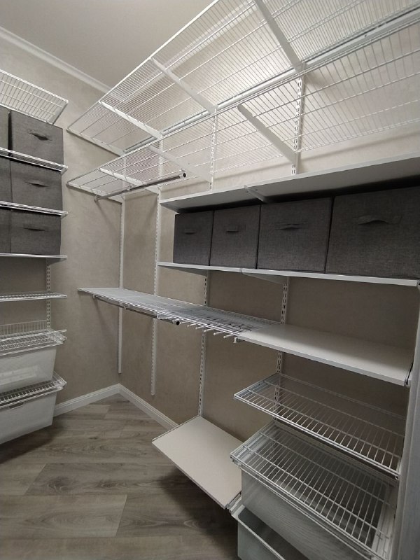 Белая П-образная гардеробная с выдвижными корзинами, ~1,9×2,5 м, фото 1