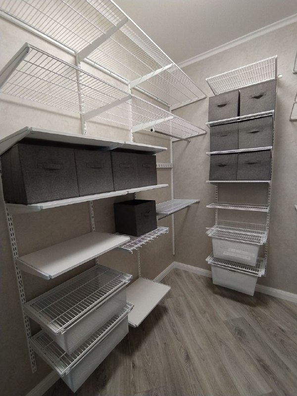 Белая П-образная гардеробная с выдвижными корзинами, ~1,9×2,5 м, фото 2