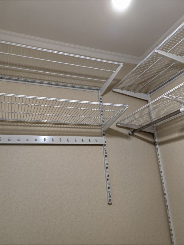Белая П-образная гардеробная с выдвижными корзинами, ~2,1×2,4 м, фото 1