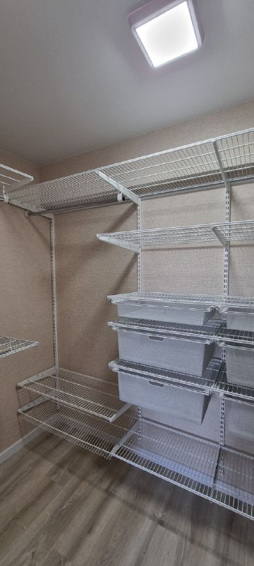 Белая П-образная гардеробная с выдвижными корзинами, фото 4