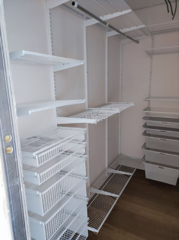 Белая П-образная гардеробная с выдвижными корзинами, ~1,8×2,7 м, фото 1
