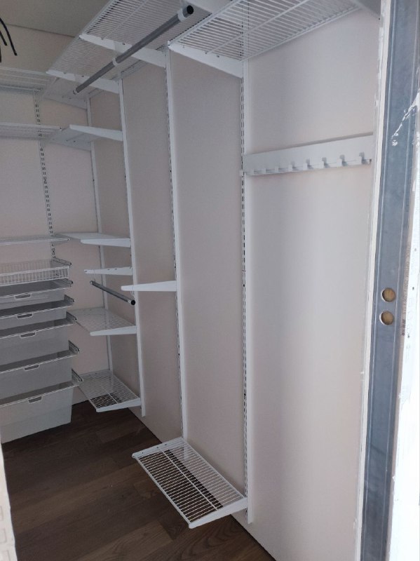Белая П-образная гардеробная с выдвижными корзинами, ~1,8×2,7 м, фото 3