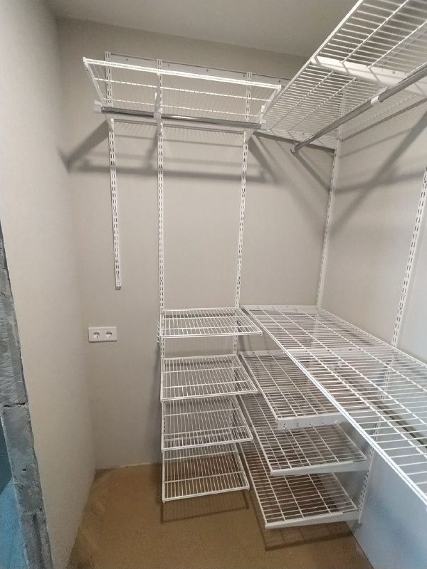 Белая П-образная гардеробная с выдвижными корзинами, ~2,4×2 м, фото 3
