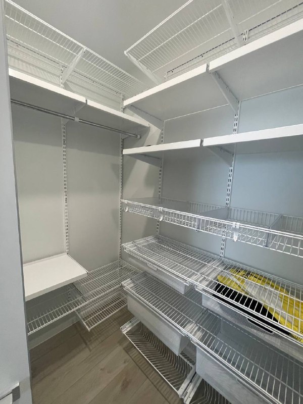 Белая П-образная гардеробная с выдвижными корзинами, ~1,6×1,9 м, фото 1