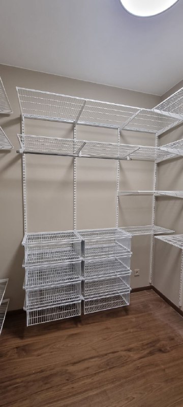 Белая П-образная гардеробная с выдвижными корзинами, ~2,7×1,8 м, фото 1
