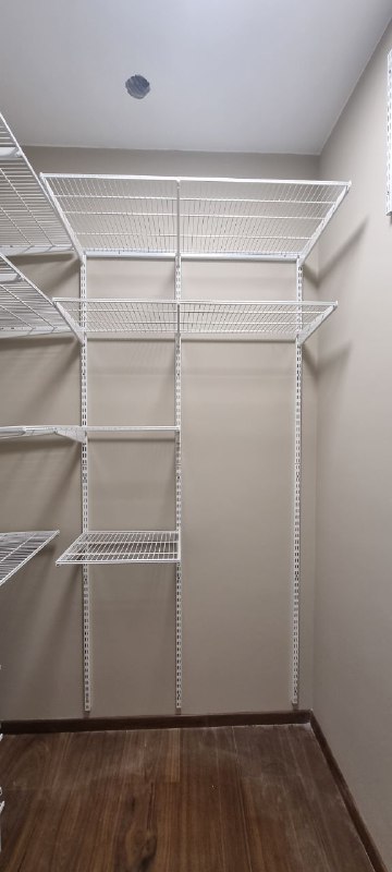 Белая П-образная гардеробная с выдвижными корзинами, ~2,7×1,8 м, фото 2
