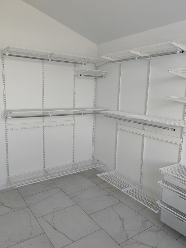 Белая П-образная гардеробная с выдвижными корзинами, ~3×2,5 м, фото 1