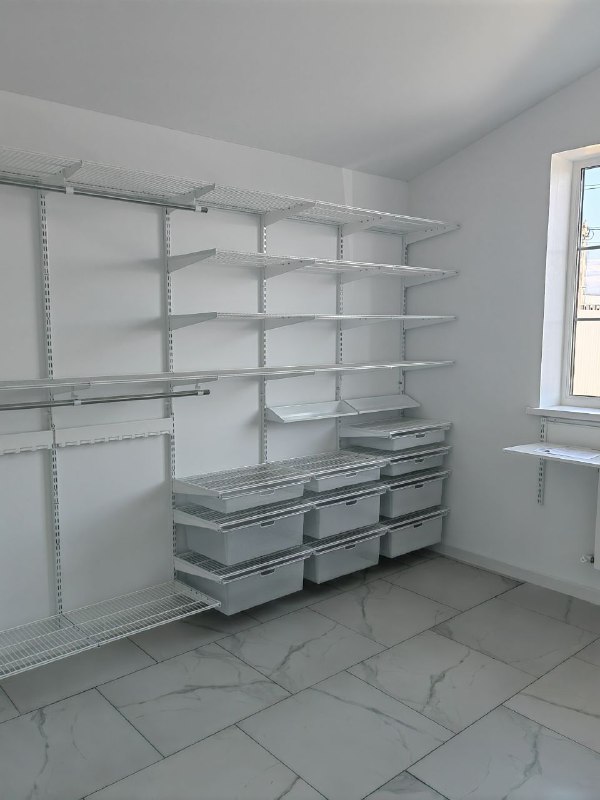 Белая П-образная гардеробная с выдвижными корзинами, ~3×2,5 м, фото 3