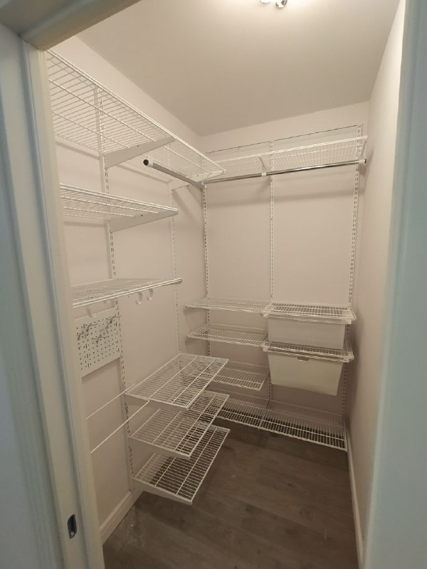 Белая П-образная гардеробная с выдвижными корзинами, ~1,7×2 м, фото 2
