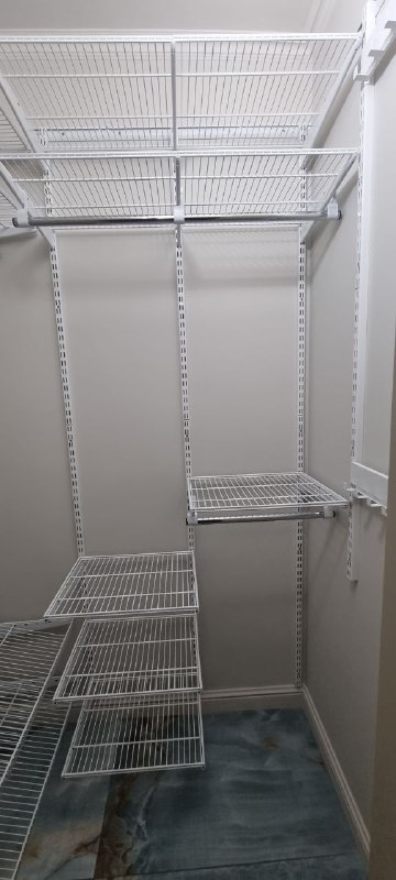 Белая П-образная гардеробная с выдвижными корзинами, ~1,3×1,7 м, фото 1
