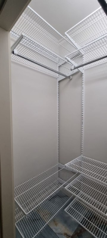 Белая П-образная гардеробная с выдвижными корзинами, ~1,3×1,7 м, фото 2