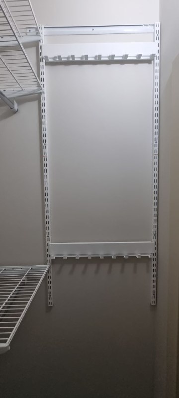Белая П-образная гардеробная с выдвижными корзинами, ~1,3×1,7 м, фото 3