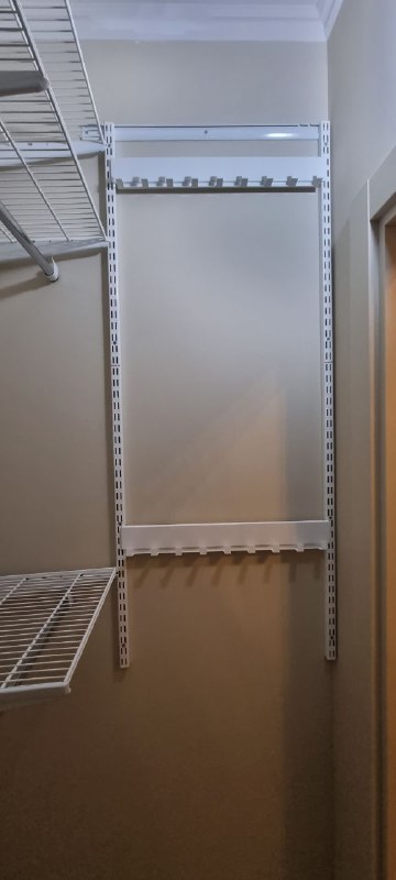 Белая П-образная гардеробная с выдвижными корзинами, ~1,3×1,7 м, фото 6